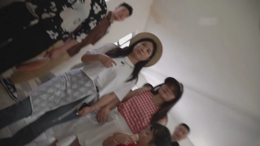 【空城原创】❤️红衣白袜短裤裙小少妇，透明白内裤前C黑森林很是诱惑