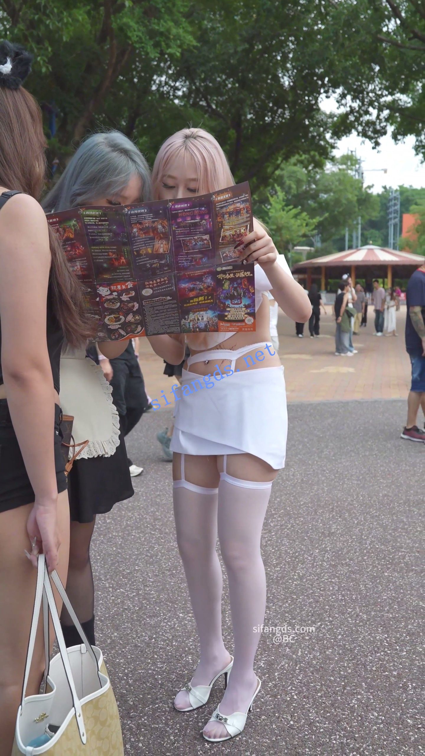 (BC-SSS-093)⭐极品吊带袜骚货..CK内裤外露.坐过山车拍手机飞了